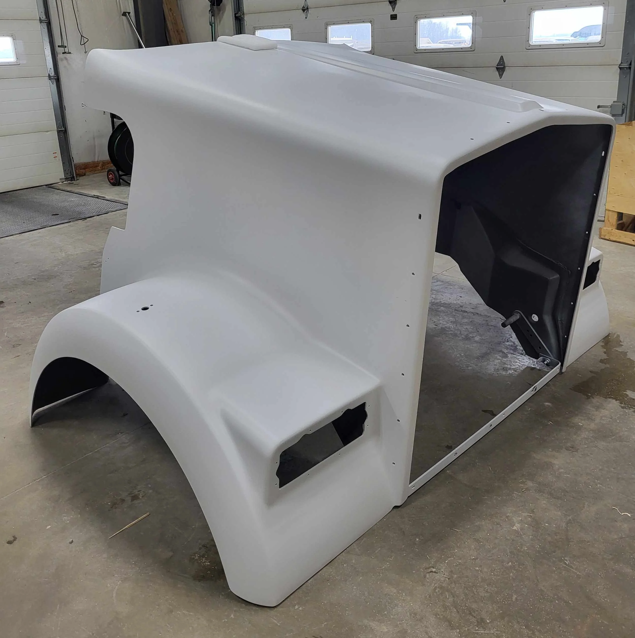 DuraBuilt Kenworth W900B Fiberglass Hood | 2007-Up | Curved Cowl | KWH-930 - Image 4