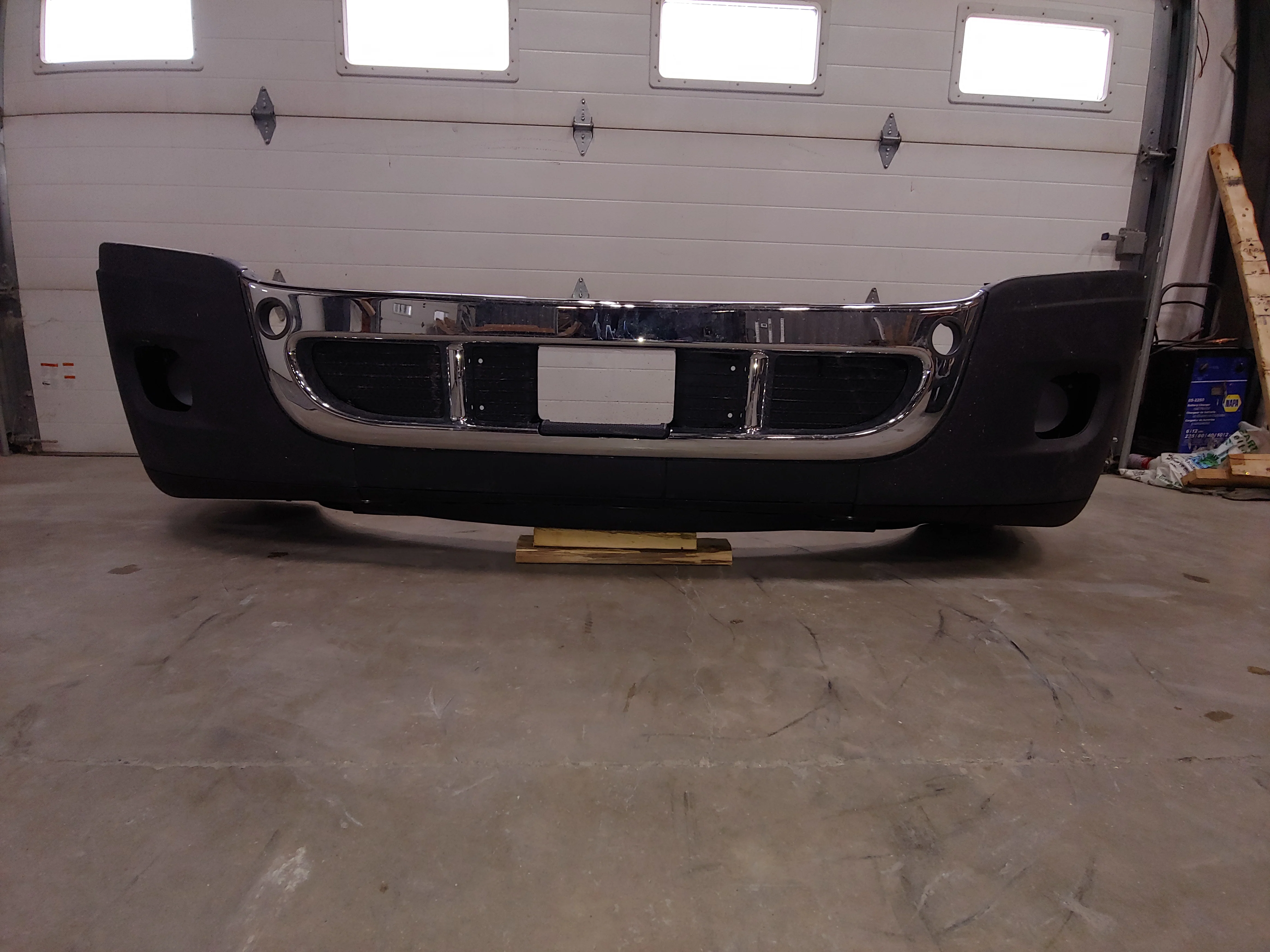 Freightliner Cascadia OEM Bumper Cosblem Take off w/ fogs - Image 4