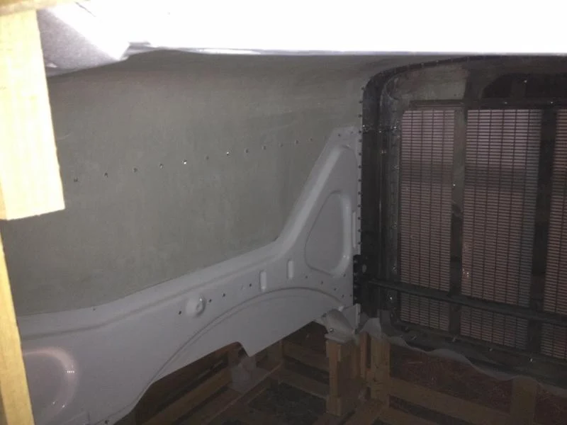 Durabuilt Fiberglass Hood With Grill & Surround for Peterbilt 379 Extended, L29-6062 - Image 4