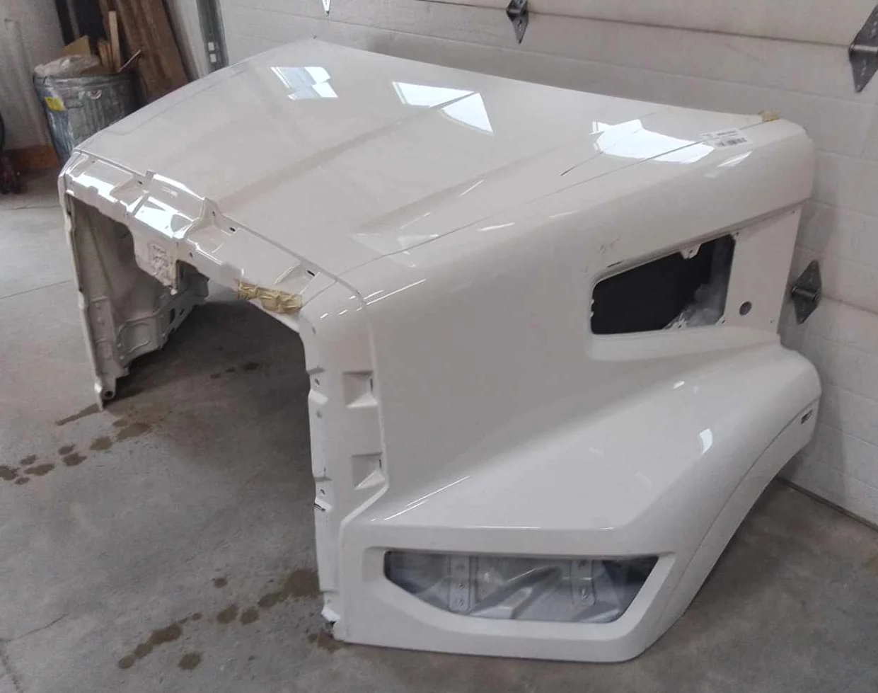 Western Star 47X SBA Hood, Pre-Clean, Fend Ext, OEM Take Off, U2522, A17-21724-024