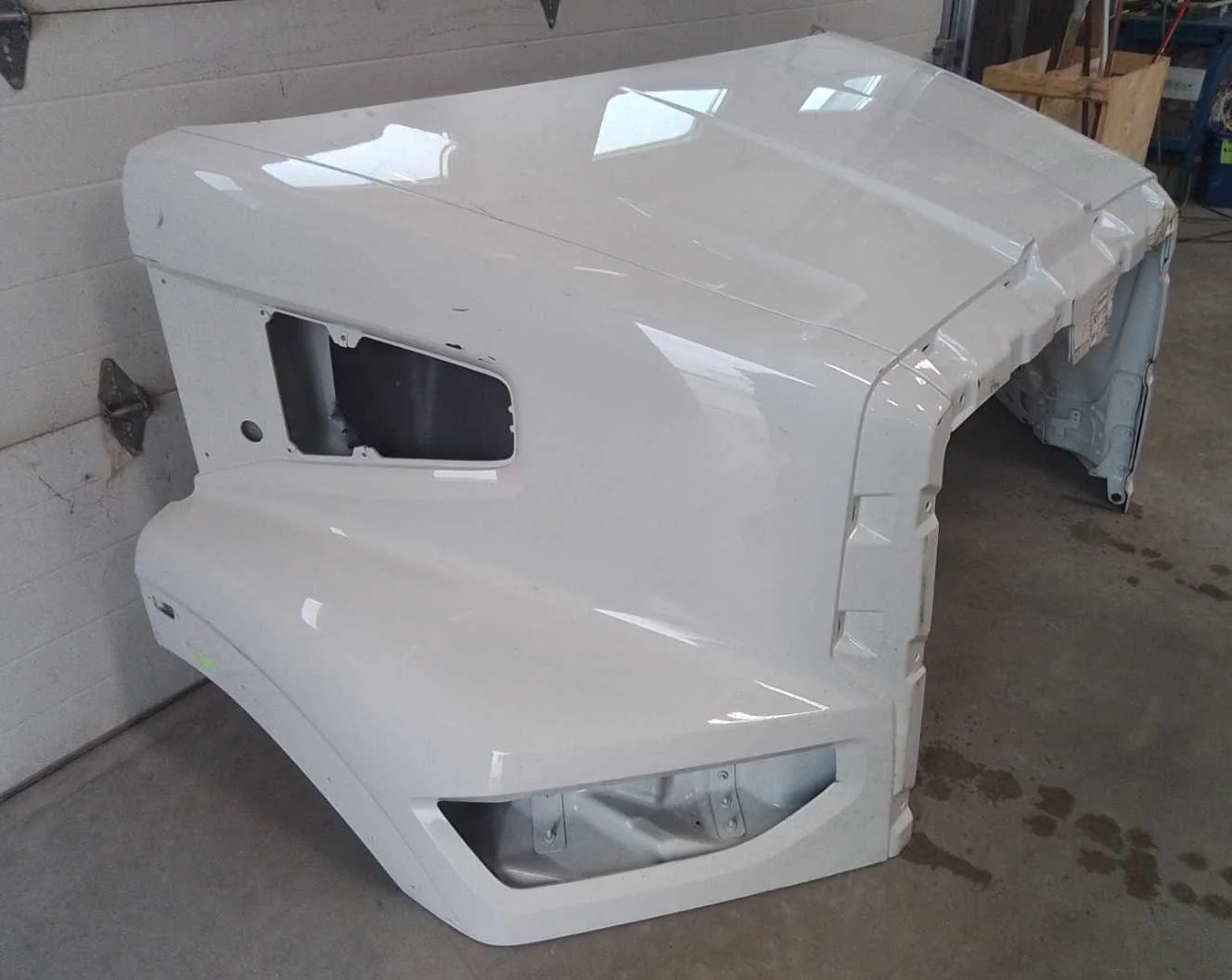 Western Star 47X SBA Hood, Pre-Clean, Fend Ext, OEM Take Off, U2522, A17-21724-024 - Image 9