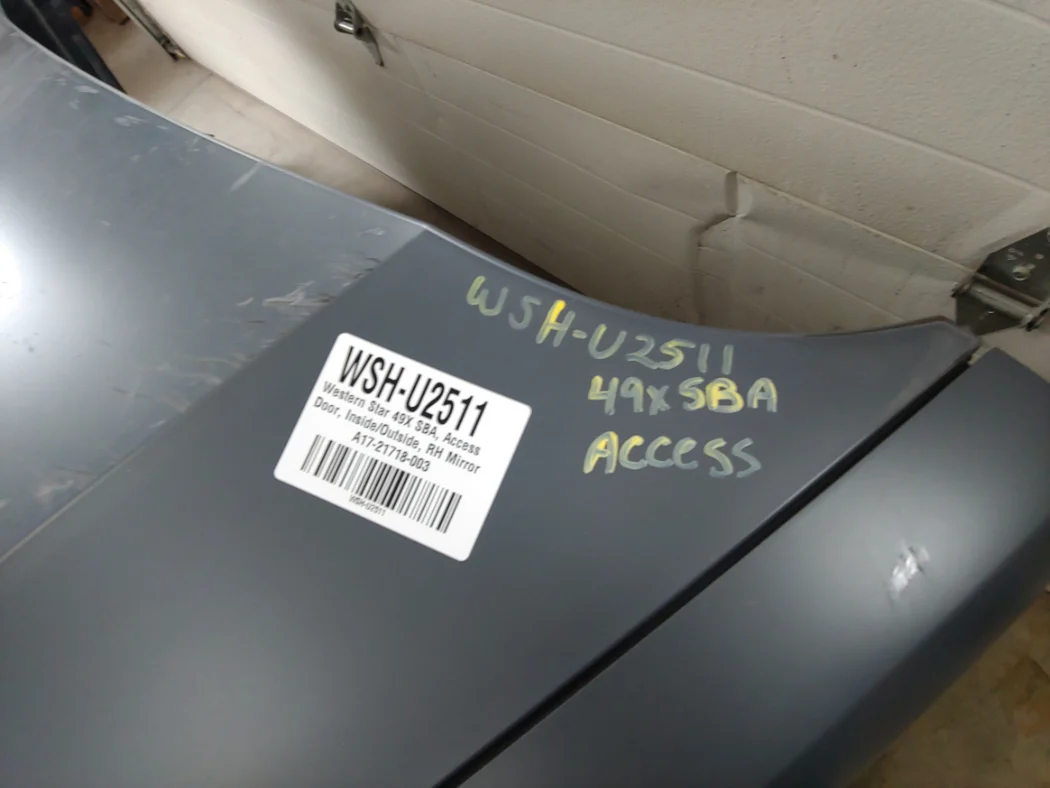 Western Star 49X SBA I/O air, w/Access,  RH Mirror, Take Off w/Drilled Fend., U2511, A17-21718-003 - Image 2